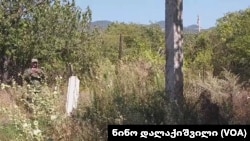 რუსი მესაზღვრე გუგუტიანთკარში მავთულხლართის გაბმისას. 2019 8 აგვისტო