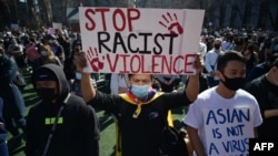 Anggota dan pendukung komunitas Asia-Amerika menghadiri unjuk rasa melawan "kejahatan bermotif kebencian" (hate crime) di Columbus Park, New York City (foto: dok). 