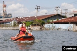 Gubernur Jawa Tengah, Ganjar Pranowo mengecek tanggul laut yang jebol dan menyebabkan banjir rob di pesisir utara Semarang. (Foto Humas Jateng)