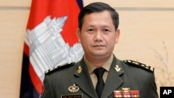 រូបឯកសារ៖ ​លោក​ឧត្តមសេនីយ៍ឯក​ ហ៊ុន​ ម៉ាណែត មេ​បញ្ជា​ការ​កង​ទ័ព​ជើង​គោក​កម្ពុជា និង​ជា​កូនប្រុស​ច្បង​របស់​លោក​នាយករដ្ឋមន្ត្រី ហ៊ុន សែន ឈរ​ថតរូប​នៅ​មុន​ជំនួប​របស់​លោក​ជាមួយ​នឹង​សមភាគី​ជប៉ុន​នៅ​ទីក្រុង​តូក្យូ ប្រទេស​ជប៉ុន ថ្ងៃទី ១៦ ​ខែកុម្ភៈ ឆ្នាំ២០២២។