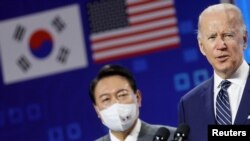 지난 2022년 5월20일 한국 평택 삼성전자 반도체 공장을 방문한 조 바이든 미국 대통령(오른쪽)과 윤석열 한국 대통령이 양국 기술 동맹과 공급망 협력 등에 관해 연설했다.