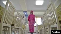Seorang petugas tampak menyemprotkan cairan disinfektan ke dalam ruang makan di sebuah pabrik di tengah perebakan COVID-19, di Pyongyang, Korea Utara, pada 16 Mei 2022. (Foto: Kyodo via Reuters)