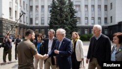 Presiden Ukraina Volodymyr Zelenskyy, kiri, menyambut pemimpin minoritas Senat AS Mitch McConnell dan sejumlah anggota senat AS dalam sebuah kunjungan di Kyiv, Ukraina, pada 14 Mei 2022. (Foto: Ukrainian Presidential Press Service/Handout via Reuters)