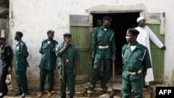 La charia fonctionne parallèlement au droit pénal et au droit civil dans les 12 États du Nord à majorité musulmane du pays.