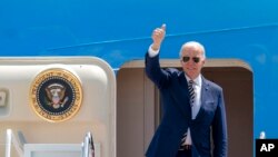 Presiden Joe Biden melambai sebelum menaiki pesawat Air Force di pangkalan udara Andrews untuk bertolak ke Seoul dan Tokyo, Kamis 19 Mei 2022.