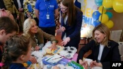 US fIrst lady Jill Biden (L) and Ukraine President wife Olena Zelenska join a group of children making tissue-paper bears for Mothers Day gifts at School 6, a public school that has taken in displaced students in Uzhhorod on May 8, 2022, during an unanno
