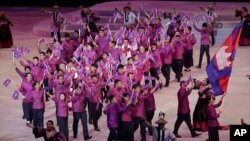 រូបឯកសារ៖ កីឡាករនិងកីឡាការរិនីកម្ពុជាគ្រវីទង់ជាតិខ្មែរ ​ក្នុងពិធីបើកសម្ពោធការប្រកួតកីឡាស៊ីហ្គេមឆ្នាំ ២០១៩ នៅ​ពហុកីឡាដ្ឋាន Philippine Arena នៅទីក្រុង Bocaue ប្រទេស​ហ្វីលីពីន កាលពីថ្ងៃទី ៣០ ខែវិច្ឆិកា ឆ្នាំ ២០១៩។