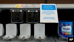 德州一家商店货架上婴儿奶粉短缺。（2022年5月10日） 