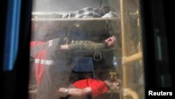 მარიუპოლის მცველები ავტობუსში, 2022 წლის მაისი