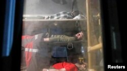 Autobus koji prevozi ranjene pripadnike ukrajinskih snaga iz opkoljene čeličane Azovstal u Mariupolju vozi pod pratnjom proruske vojske tokom ukrajinsko-ruskog sukoba po dolasku u Novoazovsk, Ukrajina 16. maja 2022.