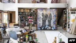 Un "artiste africain ne doit pas rester indifférent à ce qui se passe dans ce continent", estime Omar Ba.