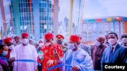 Lokacin da shugaba Buhari, tsakiya, yake kaddamar da wani aiki da gwamnatin Ebonyi ta yi