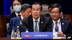 រូបឯកសារ៖ នាយករដ្ឋមន្ត្រីកម្ពុជាលោក ហ៊ុន សែន ចូលរួមកិច្ចប្រជុំកំពូលពិសេសអាមេរិក-អាស៊ាន នៅក្រសួងការបរទេសសហរដ្ឋអាមេរិក ក្នុងរដ្ឋធានីវ៉ាស៊ីនតោន កាលពីថ្ងៃទី ១៣ ខែឧសភា ឆ្នាំ ២០២២។