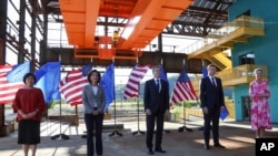 资料照：2022年9月29日，美国贸易代表戴琪（左一）、美商务部长雷蒙多（左二）、国务卿布林肯（中）、欧盟委员会执行副主席东布罗夫斯基斯（右二）与使欧洲适应数字时代的欧盟专员维斯塔格（右一）在匹兹堡举行美国-欧盟贸易与技术委员会会议的第一天拍全家照。（美联社）