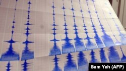 Seorang seismolog menunjuk ke grafik yang menunjukkan gempa bumi, di Biro Cuaca Pusat di Taipei. (Foto: AFP)