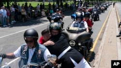 Marinac Tim Čembers grli učesnika skupa motociklista, 29. maja 2022, u Vašingtonu.