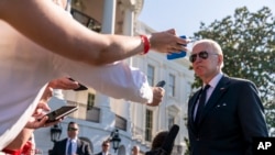 조 바이든(오른쪽) 미국 대통령이 30일 백악관 출입기자단 질문에 답하고 있다.