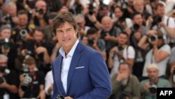 L'acteur américain Tom Cruise vient présenter son dernier film "Top Gun : Maverick" lors de la 75e édition du Festival de Cannes en France, le 18 mai 2022.