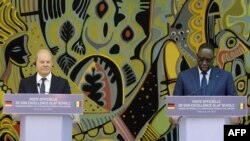 Presiden Senegal Macky Sall (kanan) dalam konferensi pers bersama Kanselir Jerman Olaf Scholz (kiri) di Istana Republik Senegal, 22 Mei 2022. (Foto: SEYLLOU / AFP)