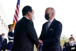 ປະ​ທາ​ນາ​ທິ​ບໍ​ດີ ໂຈ ໄບ​ເດັນພົບ​ກັບປະ​ທາ​ນາ​ທິ​ບໍ​ດີ Yoon Suk Yeol ຂອງ​ເກົາ​ຫລີ​ໃຕ້​ທີ່ ທຳ​ນຽບ​ຂອງ​ປະ​ຊາ​ຊົນ, ວັນ​ທີ 21 ພຶດ​ສະ​ພາ, 2022, ໃນ​ນະ​ຄອນ​ຫລວງ​ໂຊກ