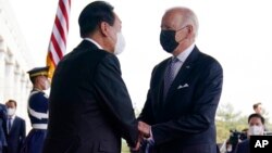 지난해 5월 방한한 조 바이든 미국 대통령(오른쪽)이 윤석열 한국 대통령과 악수하고 있다.