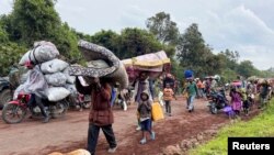 Des civils fuient après que des combats ont éclaté à Kibumba, à l'extérieur de Goma, dans la province du Nord-Kivu, en République démocratique du Congo, le 24 mai 2022.