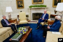 조 바이든(가운데) 미국 대통령이 지난달 31일 백악관에서 제롬 파월(왼쪽) 연방준비제도 의장, 재닛 옐런 재무장관과 환담하고 있다.