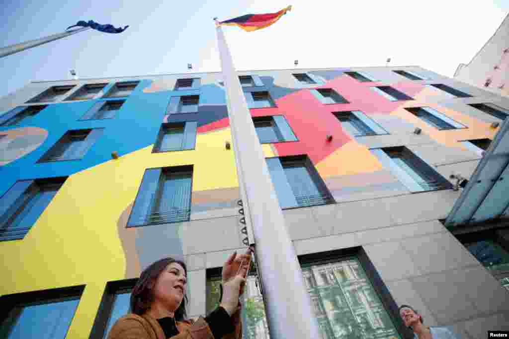 Almaniyanın xarici işlər naziri Annalena Baerbok Kyivdəki Almaniya səfirliyi qarşısında dövlət bayrağını qaldırarkən