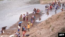 미얀마 정부군과 반군 간 전투를 피해 떠난 실향민들이 지난 3월 태국 접경 모에이 강을 따라 걷고 있다. (자료사진)