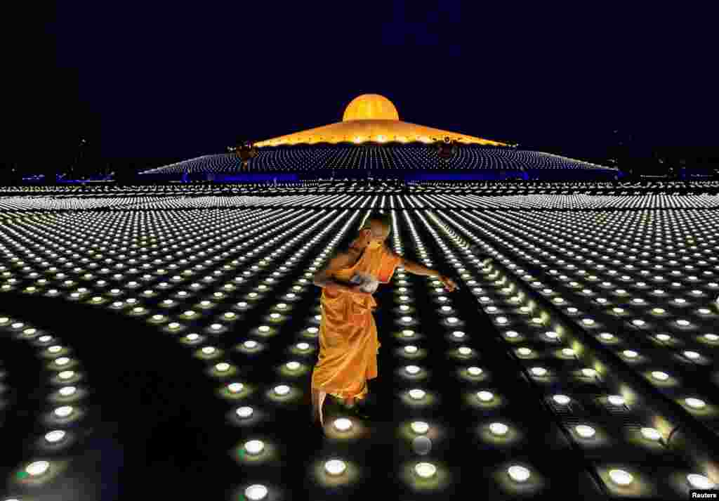 Tailand - Buddist rahib Banqkok yaxınlığında Pathum Thani Dhammakaya məbədində Buddanın doğulması, maariflənməsi və ölümünün qeyd edildiyi Vesak Günü işıqları quraşdırır. &nbsp;
