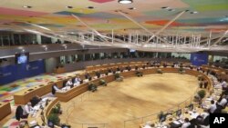 유럽연합(EU) 정상들이 30일 벨기에 브뤼셀에서 특별회의를 진행하는 가운데, 볼로디미르 젤렌스키(화면) 우크라이나 대통령이 연설하고 있다. 