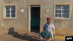 Nontukunina Mfenyana, 82 ans, dont le fils a été la première victime d'une vague de meurtres qui a touché le village, pose pour un portrait devant sa maison dans le village d'Ezingqolweni le 16 mai 2022.