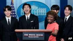 Juru bicara Gedung Putih Karine Jean-Pierre berada di podium konferensi pers bersama personil BTS Selasa (31/5).