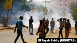 Sejumlah demonstran di Khartoum, Sudan, terlibat dalam aksi protes melawan pihak militer negara tersebut dalam sebuah aksi yang digelar pada 19 Mei 2022. (Foto: Reuters/El Tayeb Siddig)