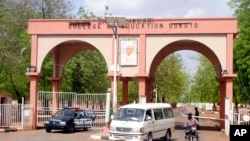 Mobil polisi terparkir di depan kampus Fakultas Pendidikan Shehu Shagari di Kota Sokoto, Nigeria, Jumat, 13 Mei 2022. Seorang mahasiswi Kristen di sekolah itu tewas dirajam oleh sekelompok mahasiswa Muslim karena dituduh menista agama. (Foto: Olu Akinrele/AP Photo)