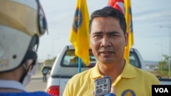 លោក ញឿន រ៉ាដែន​ ​អ្នកនាំពាក្យ​គណបក្ស​ហ្វ៊ុន​ស៊ិនប៉ិក ផ្តល់បទសម្ភាសដល់វីអូអេ នៅក្បួន​ឃោសនា​ការបោះឆ្នោតឃុំសង្កាត់​អាណត្តិ​ទី៥ នៅក្រុងតាខ្មៅ​ នៃខេត្តកណ្តាល ថ្ងៃទី​២២ ខែឧសភា ឆ្នាំ២០២២​។ (ខាន់​ សុគុំមនោ/វីអូអេ)