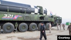 朝鲜官方2022年3月公布的领导人金正恩视察一枚洲际弹道导弹的照片。