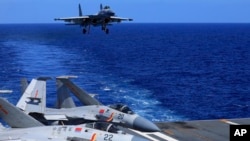 រូប​ឯកសារ៖ រូបថត​ផ្សាយ​ដោយ​ទី​ភ្នាក់ងារ Xinhua របស់​រដ្ឋ​ចិន​កាល​ពី​ថ្ងៃ​ទី​៣១ ខែ​ធ្នូ ឆ្នាំ​២០២១ នេះ​បង្ហាញ​យន្តហោះ​ចម្បាំង​ចិន​ប្រភេទ J-15 រៀប​ចុះចត​លើ​នាវា​ដឹក​យន្តហោះ​ចម្បាំង​​ចិន​អំឡុង​ការ​ហាត់​មួយ​នៅ​សមុទ្រ​ចិន​ខាង​ត្បូង។ 