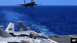 资料照片：中国解放军在进行军事操演。