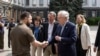TT Volodymyr Zelenskyy (trái), bắt tay nghị sĩ Mitch McConnell tại Kyiv, 14 tháng May.