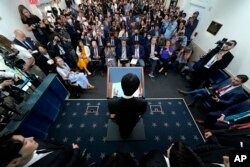 Anggota supergrup K-pop BTS bergabung dengan sekretaris pers Gedung Putih Karine Jean-Pierre selama pengarahan harian di Gedung Putih, Selasa, 31 Mei 2022, di Washington. (Foto: AP/Evan Vucci)