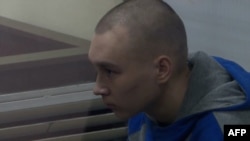 Le soldat russe Vadim Chichimarine dans le box en verre de la salle d'audience.