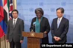 린다 토머스-그린필드 유엔주재 미국대사(가운데)와 조현 한국대사(오른쪽), 이시카네 기미히로 일본대사가 26일 안보리 회의에서 새 대북제재 결의 채택이 무산된 후 공동성명을 발표했다.