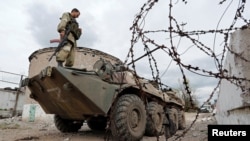 یکی از نیروهای نظامی روسیه در نزدیکی کارخانه فولاد آزوفستال در ماریوپول - ۵ مه ۲۰۲۲ (۱۵ اردیبهشت ۱۴۰۱)