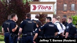 Polisi mengamankan TKP setelah penembakan di supermarket TOPS di Buffalo, New York, AS 14 Mei 2022. (Foto: REUTERS/Jeffrey T. Barnes)