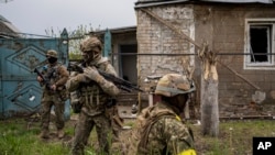 乌克兰军队在哈尔科夫郊区最近夺回的一个村庄附近进行侦察（2022年5月14日）