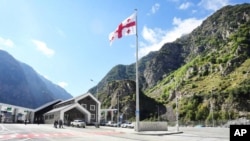 ზემო ლარსის საბაჟო საკონტროლო-გამშვები პუნქტი, ერთადერთი მოქმედი სახმელეთო საზღვარი, რომელიც საქართველოს და რუსეთს აკავშირებს
