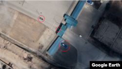 개성공단 북측 출입소를 촬영한 위성사진. 바깥 쪽에 트럭(위쪽 원에서 아래로)과 승합차가 포차된 가운데, 개성공단 안쪽에 한국 측 자산인 현대 에어로시티 버스가 보인다. 자료=Maxar Technologies / Google Earth