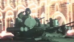 Ռուսական տանկերը և հրթիռային կայանները շրջում են մութ Կարմիր հրապարակով շքերթի գիշերային փորձի ժամանակ