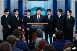 BTS가 31일 백악관을 방문한 가운데, 리더 RM(가운데)이 브리핑룸에서 발언하고 있다.